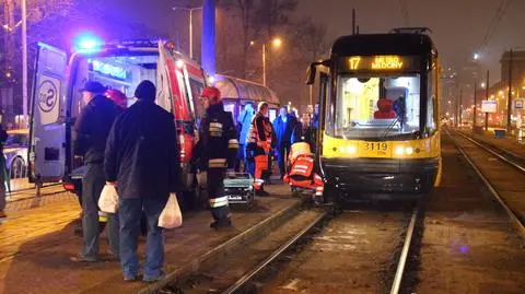 Stały tramwaje w al. Jana Pawła II: skład potrącił człowieka