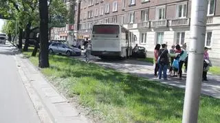 Autobus wpadł na chodnik i uszkodził samochody