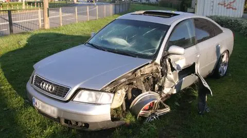 Audi ścięło latarnię. Kierowca jest poszukiwany