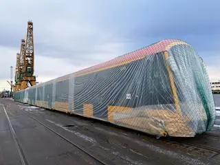 Rozładunek tramwajów dla Warszawy w gdyńskim porcie