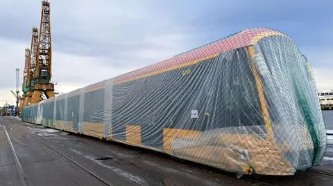 Rozładunek tramwajów dla Warszawy w gdyńskim porcie