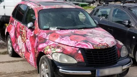 Drogowcy sprzedają porzucone auta. W ofercie nietypowy chrysler w róże