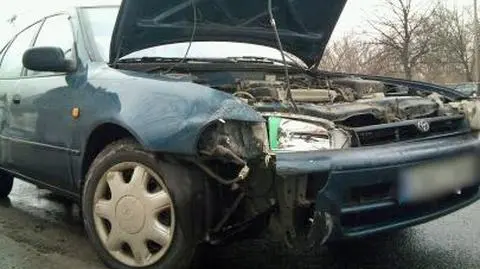 Wpadł w dziurę, spowodował wypadek