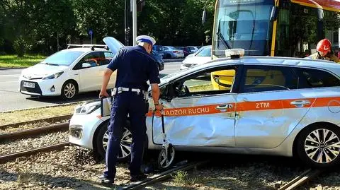 Tramwaj zderzył się z autem nadzoru ruchu