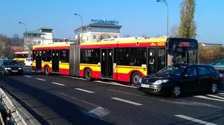 Aktualnie czytasz: Renault wjechało pod autobus