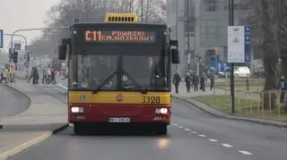 W ciągu minuty pod bramy cmentarzy podjeżdża nawet 5-6 autobusów