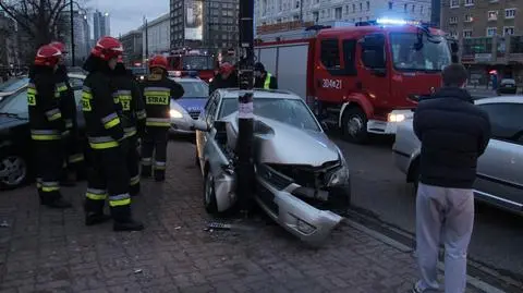 Lexusem wjechał w latarnię, zablokował ruch w al. Jana Pawła II