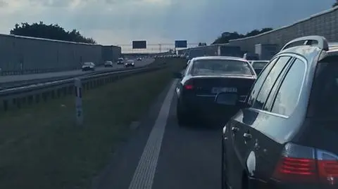 Bus najechał na przyczepę. Zakorkował A2