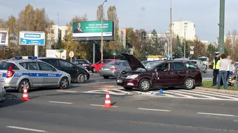 Dachowanie na Ursynowie. Mężczyzna i dziecko ranni