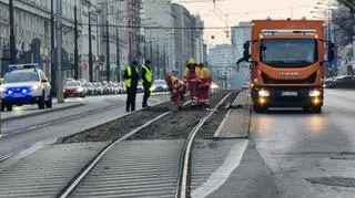 Naprawa pękniętej szyny w alei "Solidarności"