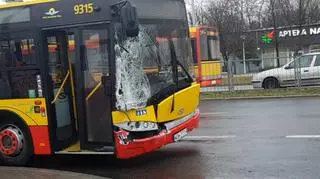 Kolizja autobusu miejskiego z osobówką