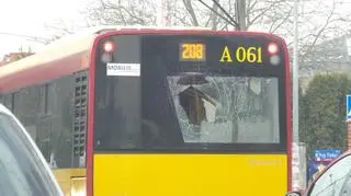 Wybita szyba w autobusie