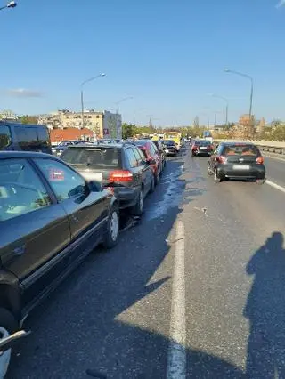 Kolizja kilku samochodów na Trasie Łazienkowskiej
