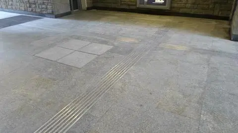 Oznakowanie w metrze później niż zakładano. "Trzeba powtórzyć przetarg"