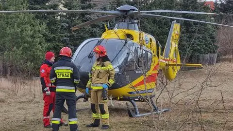 Śmigłowiec lądował na polu. Dalej medyków transportowali strażacy