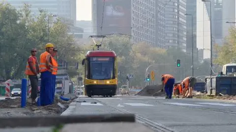 Al. Jana Pawła II: tramwaje wróciły, ale prace trwają