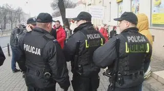 Kontrmanifestacja zwolenników mostu