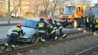 Samochód wjechał na torowisko na Powstańców Śląskich