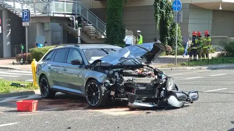 Auto w poprzek drogi i trzech poszkodowanych w wypadku na Mokotowie