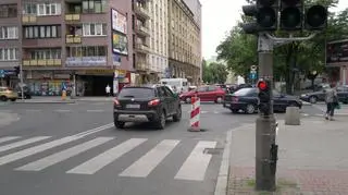 Dziura na rogu Ogrodowej i Żelaznej / fot. Karol Kobos/tvnwarszawa.pl