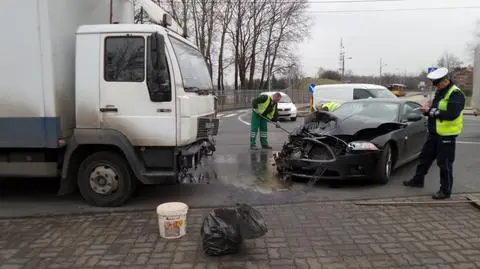Jaguar czołowo zderzył się z ciężarówką