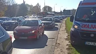 Auto wpadło do Potoku Służewieckiego