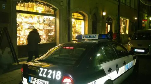 Wybili witrynę sklepu i zabrali biżuterię
