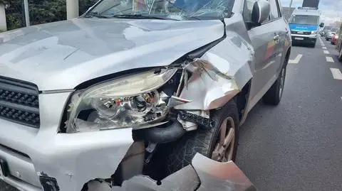 Potrącenie na Radzymińskiej. Pieszy miał się odbić od jednego auta i wpaść pod drugie
