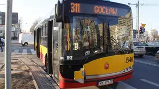 Zderzenie samochodu z autobusem w al. Stanów Zjednoczonych