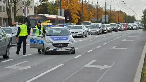 Puławska: jeden pas zajmują rozbite auta, drugi policja