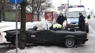 BMW zatrzymało się nad drzewie