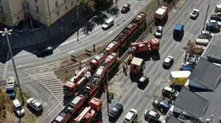 Zderzenie samochodu i tramwajów