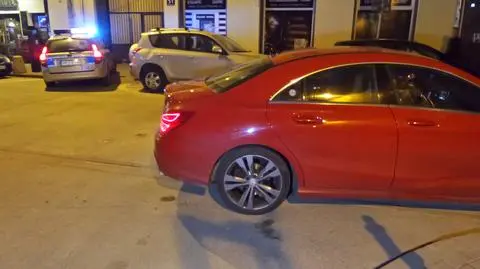 Kolizja przy komendzie. Wjechała w mercedesa, miała dwa promile