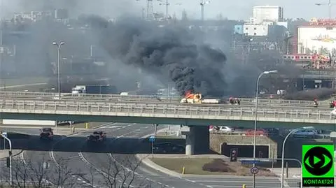 Pożar na wiadukcie. Samochód wiózł butlę z gazem