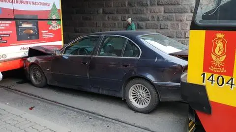 Tramwaj w auto, auto w autobus. Nietypowa kolizja przy rondzie Żaba