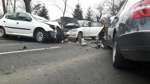 Czołowe zderzenie na Patriotów. "Jedna osoba w szpitalu"