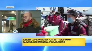 Pasażerów z objawami badają lotniskowi medycy