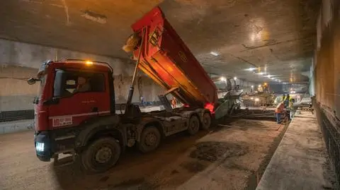 Drogowcy chwalą się postępem prac w tunelu POW