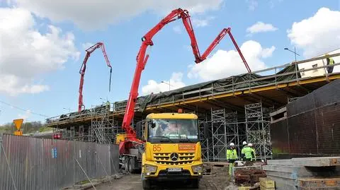 Wylewają beton na wiadukcie Trasy Łazienkowskiej przy Agrykoli