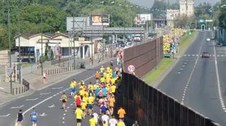 Półmaraton Praski zawodnicy na Wale Miedzeszyńskim