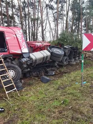 Ciężarówka wpadła do rowu na DK50 w powiecie wołomińskim 