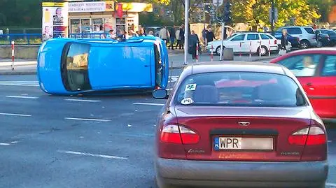 Samochód na boku, zablokowane skrzyżowanie