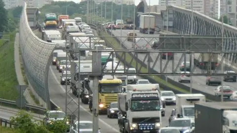 Kolizja trzech samochodów i cysterny na S8 