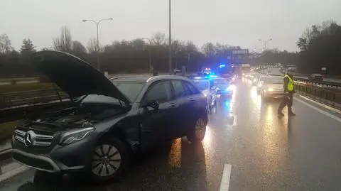 Zderzenie przy zjeździe na S8, jedno z aut dachowało