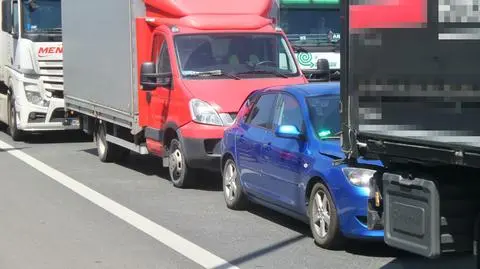 Dwie ciężarówki, osobowy, dostawczy. Kraksa i utrudnienia na S2