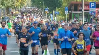 Zawodnicy na trasie 41. Maratonu Warszawskiego