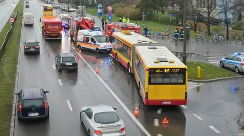 Cztery auta i autobus. Wypadek na Targówku