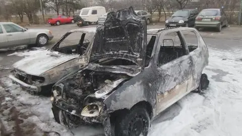 Pożar na parkingu na Tarchominie. Spłonęły dwa samochody