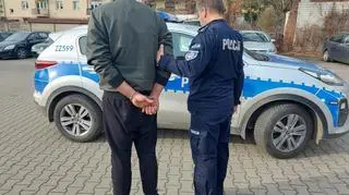 Policjant z zatrzymanym mężczyzną