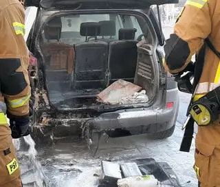 Strażnicy miejscy ugasili płonące auto